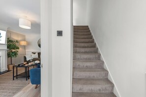 Een trap met beklede treden die uitkomt op een plateau.