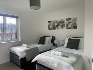 2 habitaciones, tabla de planchar con plancha, internet y ropa de cama 