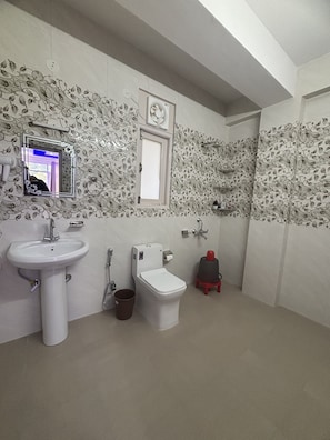 Dusche, Regendusche, kostenlose Toilettenartikel, Hausschuhe