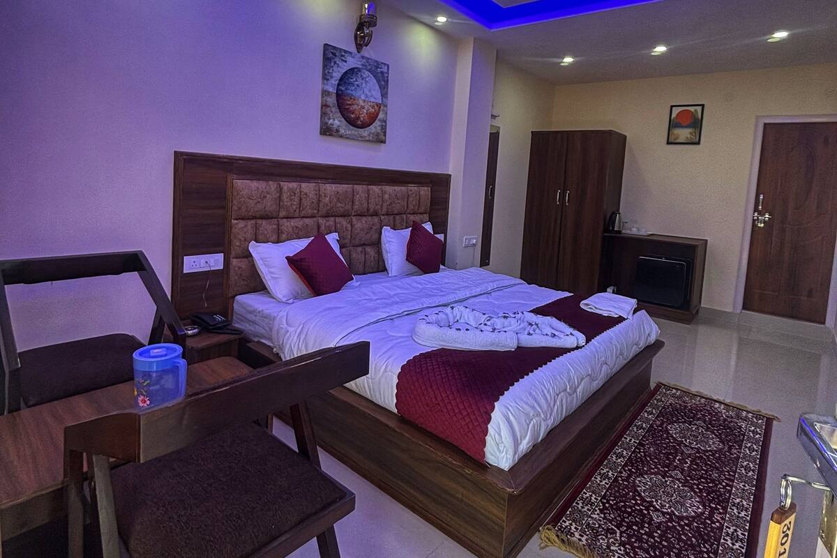 Desk, soundproofing, free WiFi, bed sheets