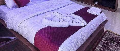 Desk, soundproofing, free WiFi, bed sheets