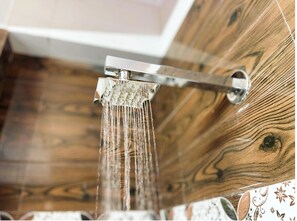 Premium Double Room, Balcony, Mountain View | Bathroom | Shower, rainfall showerhead, free toiletries, slippers - Hotel The Luxeblue Shimla Mountain View (Shimla)