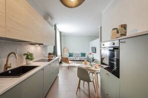 Fridge, oven, stovetop, dishwasher