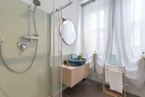 Dusj, hårføner, bidé og håndklær