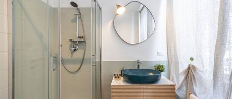 Regadera, secadora de cabello, bidet, toallas