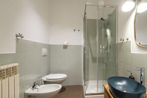 Shower, hair dryer, bidet, towels - Bazzi - App. 04 | 60 sqm well organized, comfortable to live in (Milan)