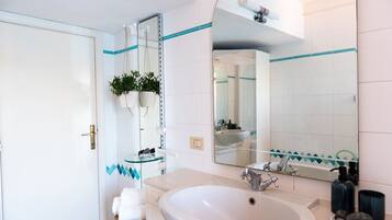 Douche, sĂšche-cheveux, bidet, serviettes fournies