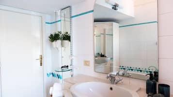 Een douche, een haardroger, een bidet, handdoeken