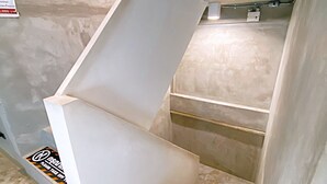 Een trap met een leuning en een bordje waarop 1000 meter staat aangegeven.