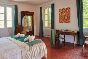 6 quartos, cofres nos quartos, escrivaninha