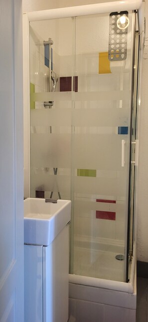 シャワー、ヘアドライヤー、タオル、石鹸