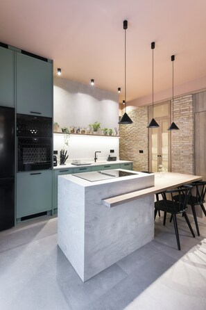 Geladeira, micro-ondas, fogão, cooktop