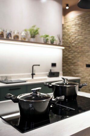 Frigorifero, microonde, forno, piano cottura