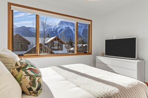 3 sovrum, skrivbord, strykjärn/strykbräda och resesäng