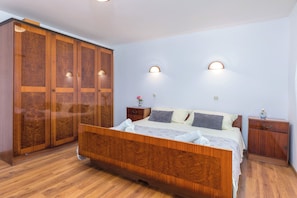 1 chambre, fer et planche à repasser, lit parapluie, Wi-Fi gratuit