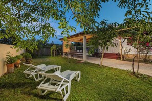 Terrace/patio - Charming, pet friendly, 1-bedroom house with garden and griil (Loborika)