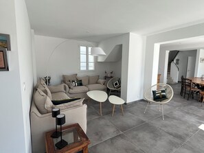 DVD player, table football, books, stereo - Clos Isidore Large character house 200 m from La Rémigeasse beach. (Dolus-d'Oléron)