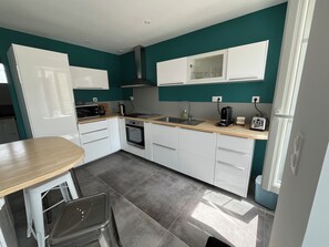 Kühlschrank, Mikrowelle, Ofen, Herdplatte