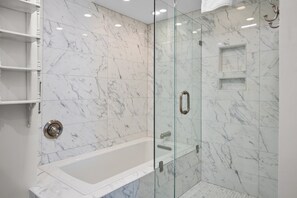Dusche, Haartrockner, Handtücher
