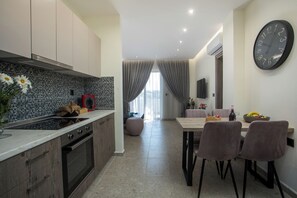 Geladeira, fogão, cooktop, cafeteira/chaleira