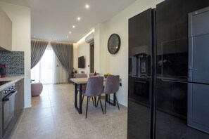 Refrigerador, horno, placa de cocina, cafetera/tetera