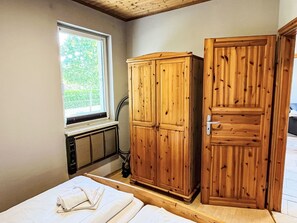 2 bedrooms, travel crib, free WiFi, bed sheets