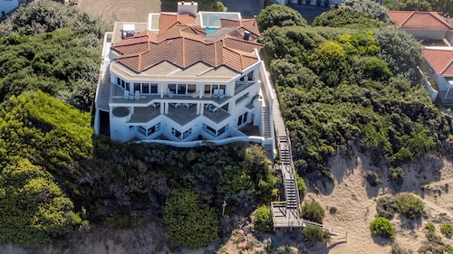 Elegant & Relaxed

Beachfront Bliss-Wake Up to the Sound of the Ocean-Sleeps 16