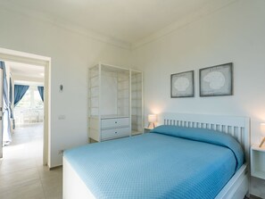 2 bedrooms, travel crib, free WiFi