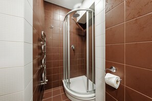 Single Room | Bathroom | Hair dryer, towels, soap, shampoo