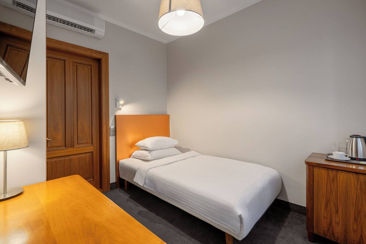 Quarto solteiro | Escrivaninha, Wi-Fi de cortesia, roupa de cama