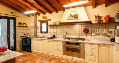 Wonderful private villa with WIFI, hot tub, private pool, A/C, TV, balcony and pets allowed