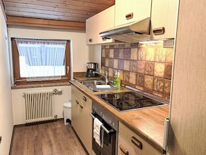 Ofen, Geschirrspüler, Toaster, Esstisch