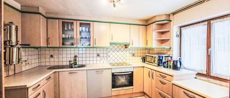 Microondas, horno y lavavajillas