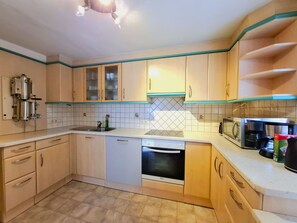 Een magnetron, een oven, een vaatwasser