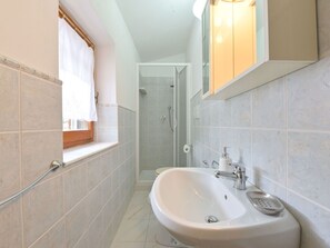 Bathroom - Wonderful private villa for 9 people with WIFI, A/C, private pool, TV, patio and pets allowed (Roccastrada)