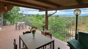 Outdoor dining - Beautiful private villa for 9 people with private pool, WIFI, A/C, TV, patio and pets allowed (Roccastrada)