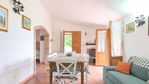 Living area - Beautiful private villa for 9 people with private pool, WIFI, A/C, TV, patio and pets allowed (Roccastrada)