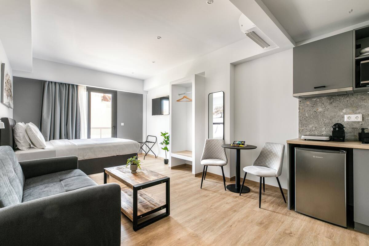 Eine moderne Wohnung mit Wohnzimmer, Essbereich und Küche.
