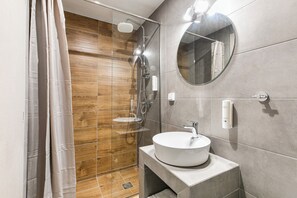 Studio | Badezimmer | Dusche, Haartrockner, Handtücher, Seife