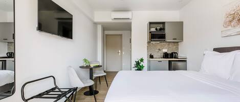 Studio | Brankas, setrika/meja setrika, dan tempat tidur bayi gratis