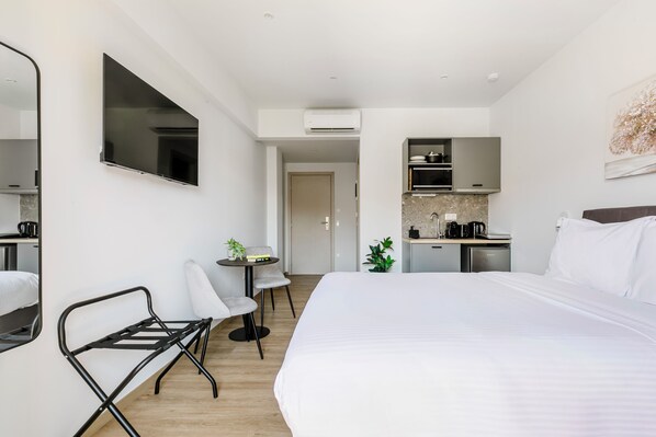 Studio | In-room safe, iron/ironing board, free cribs/infant beds, free WiFi