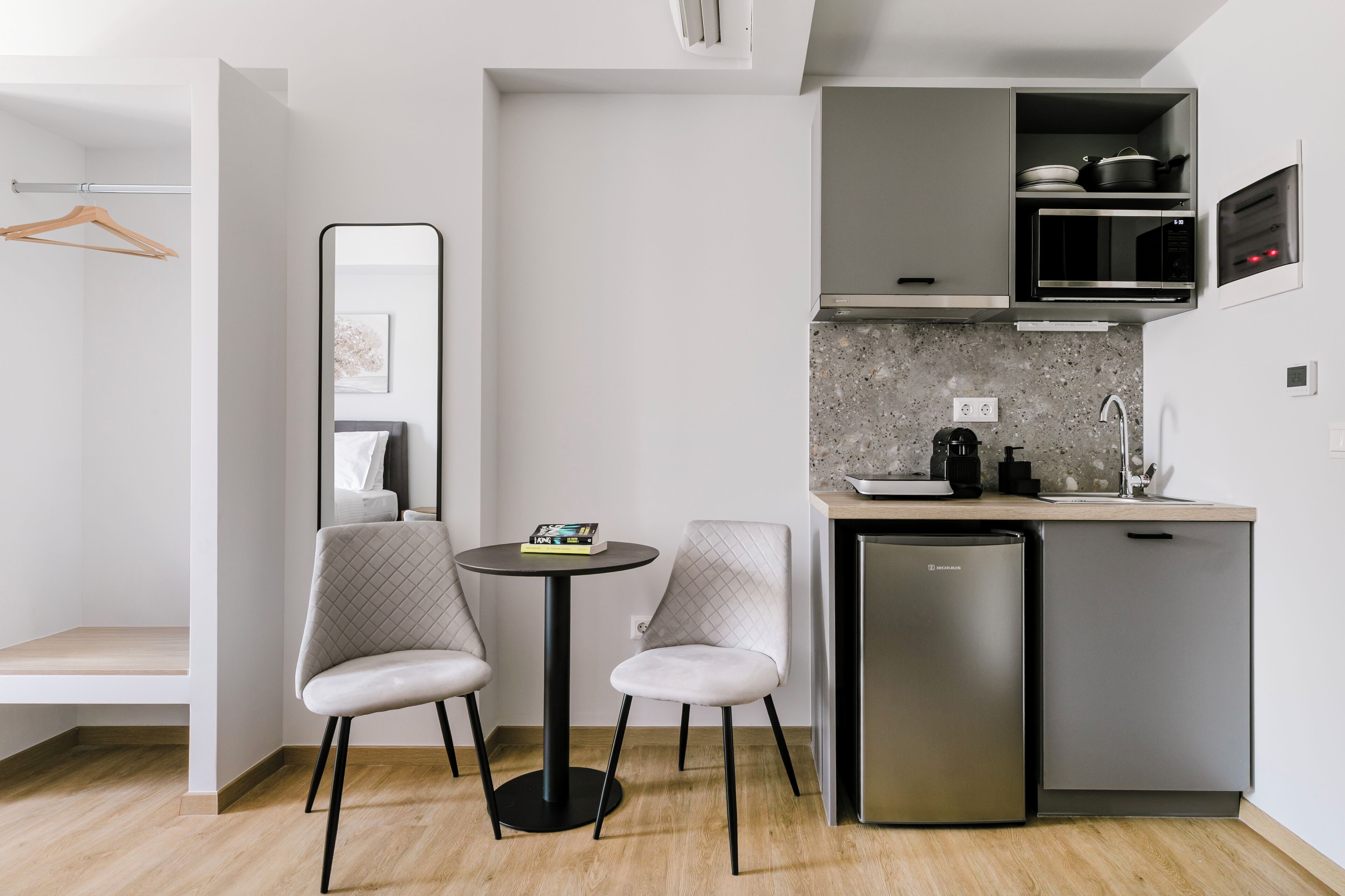 Estudio superior | Cocina privada | Frigorífico grande, microondas, placa de cocina y cafetera o tetera