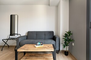 Estudio superior | Zona de estar | Televisión de 45 pulgadas con canales por cable