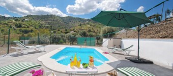 Escapade à quatre au bord de la piscine. Piscine filtrée au sel.