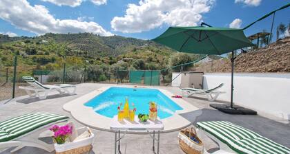 Cosy Poolside Escape for four - Salt-filtered pool. Breathtaking views.