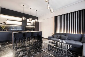 Appartement, vue ville | Salle de séjour | TV connectée de 45 pouces avec chaînes par satellite, Netflix