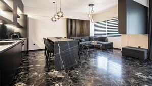 Apartment, City View | Ruang tamu | 45 inci sebuah televisyen pintar dengan satelit, Netflix