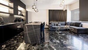 Apartment, City View | Ruang tamu | 45 inci sebuah televisyen pintar dengan satelit, Netflix