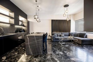 Lägenhet - utsikt mot staden | Vardagsrum | 45-tums smart-tv med satellitkanaler, Netflix och streamingtjänster