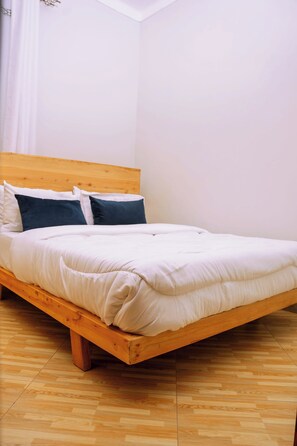 2 habitaciones, tabla de planchar con plancha, wifi y ropa de cama 